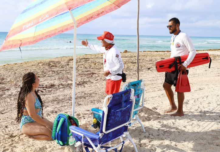 Refuerzan vigilancia en playas de Cancún con guardavidas