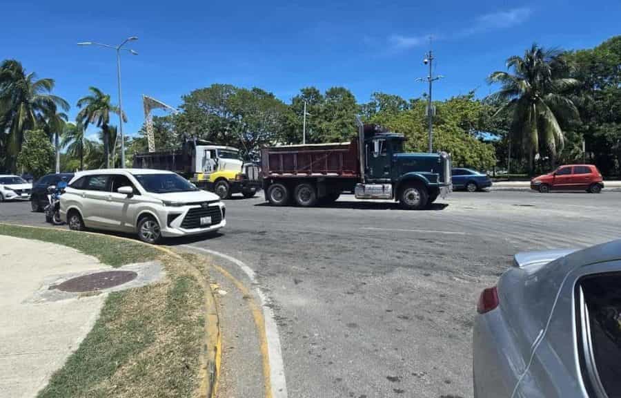 Volqueteros de Chetumal buscan aumento de tarifas