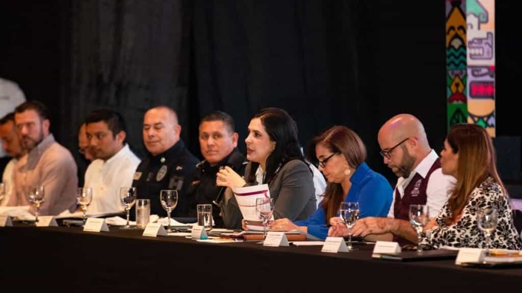 Encabezan la Gobernadora y Estefanía Mercado diálogo con empresarios de Playa del Carmen