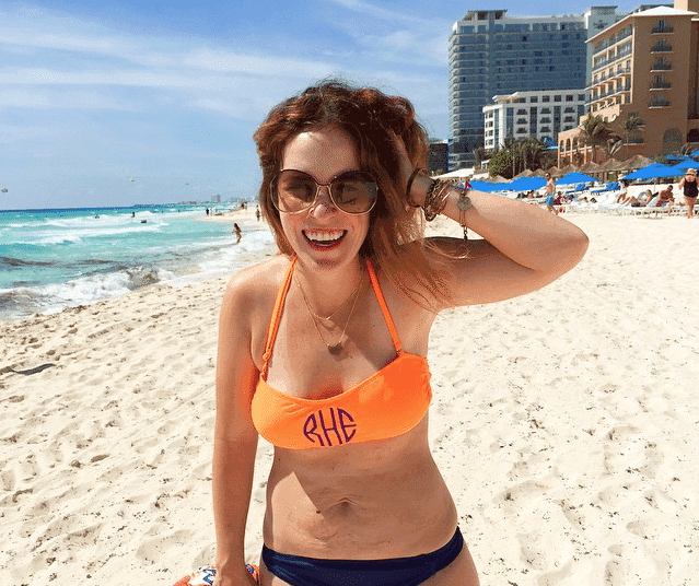 Foto de mamá en bikini causa revuelo en redes sociales.