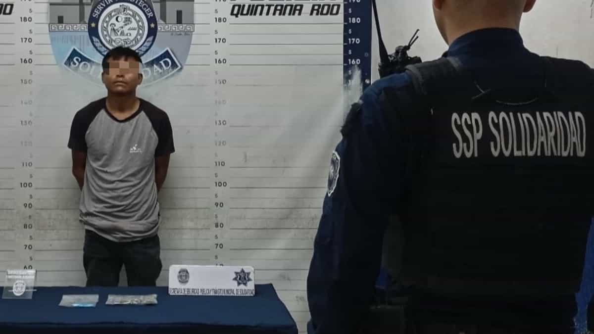 Detienen a sujeto en Playa del Carmen que intentó pasar droga a parque temático; se disfrazó de trabajador
