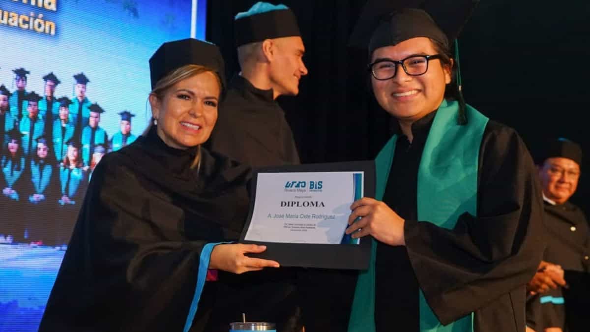 Motiva Lili Campos a graduados de la Universidad Tecnológica de la Riviera Maya