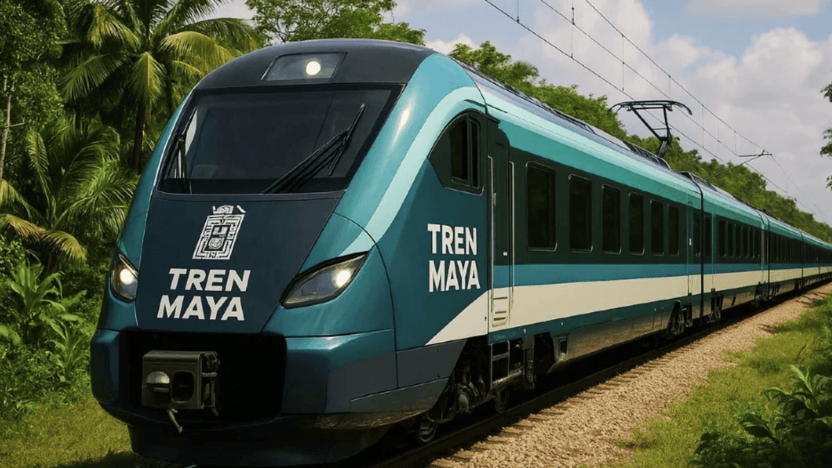 Tren Maya, locomotora de color turquesa y crema circulando por vías férreas rodeadas de vegetación tropical.