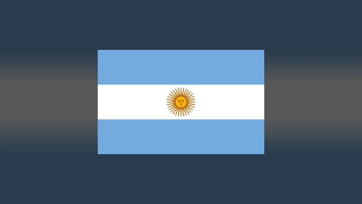 Bandera de Argentina con el Sol de Mayo en el centro sobre fondo gris oscuro.