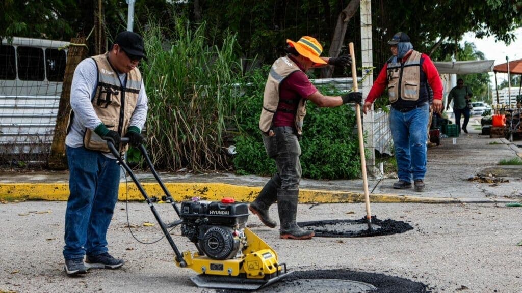 Con intensas jornadas avanzan los trabajos de bacheo en las principales calles y avenidas de Playa del Carmen