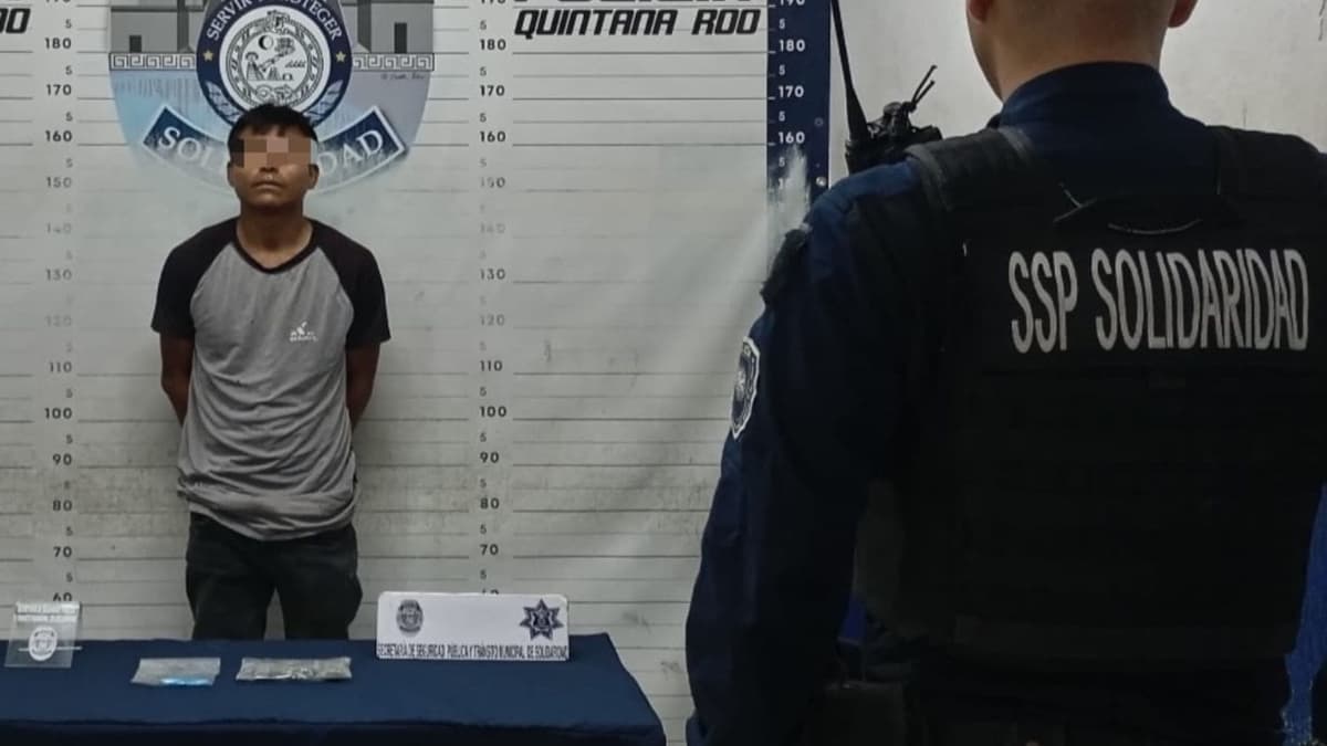 Detienen a sujeto en Playa del Carmen que intentó pasar droga a parque temático; se disfrazó de trabajador
