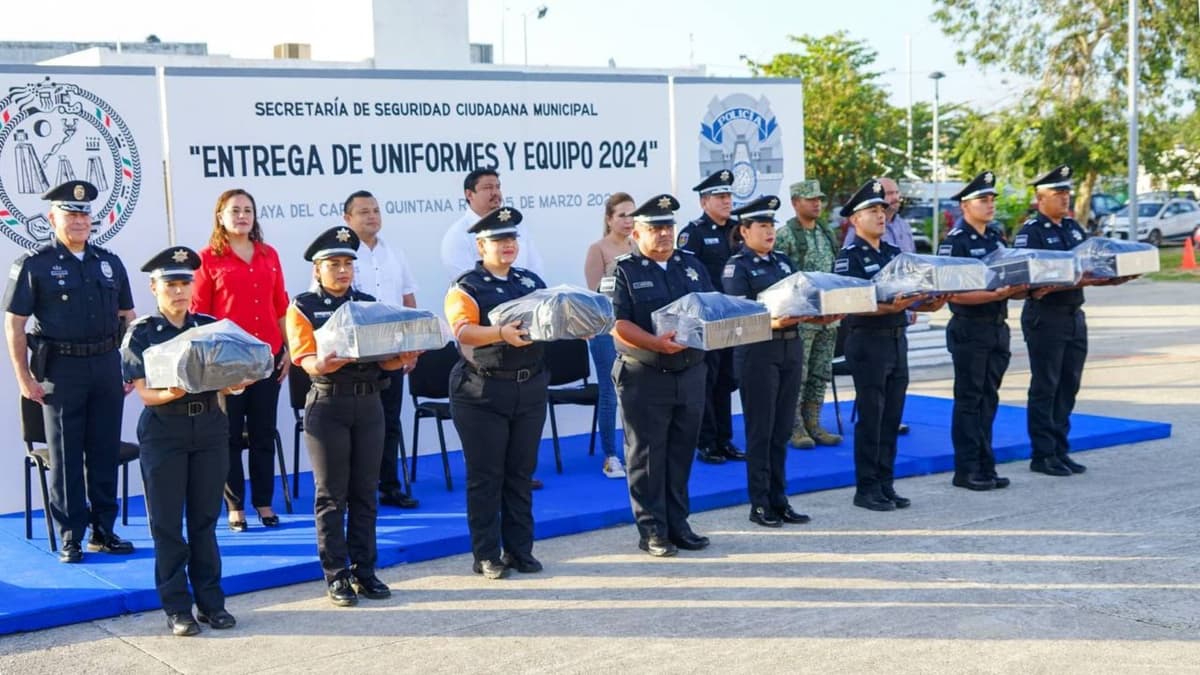 Una vez más en Solidaridad dignifican a policías con uniformes nuevos