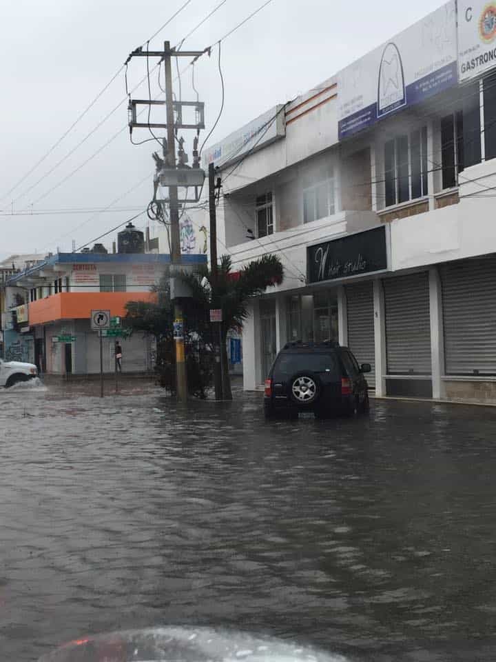 Playa del Carmen inundada por las fuertes lluvias.