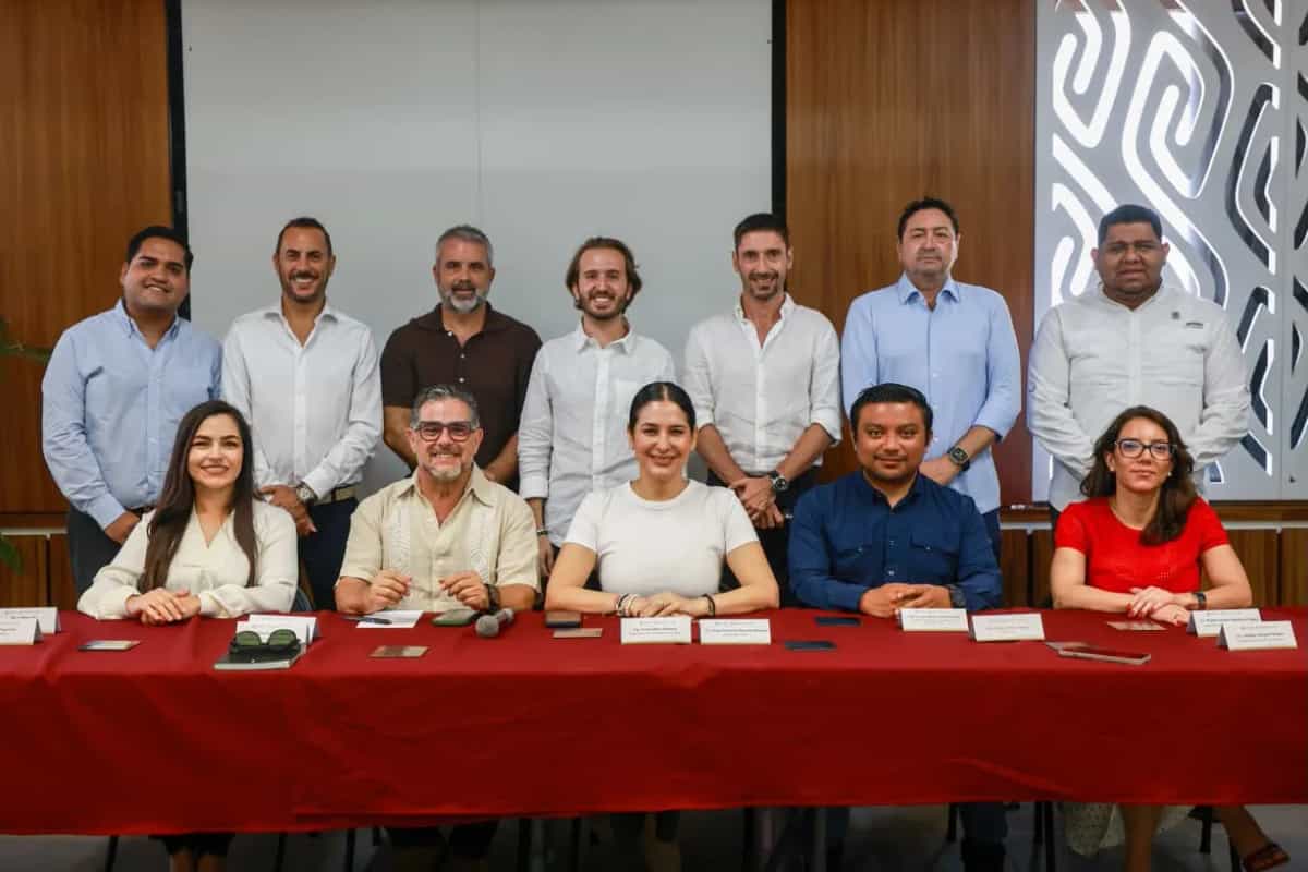 Estefanía Mercado cierra filas con empresarios contra el sargazo en Playa del Carmen