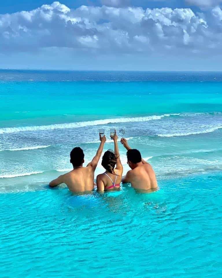Amigos en el Paraíso: La Familia que Elegimos en Playa del Carmen.