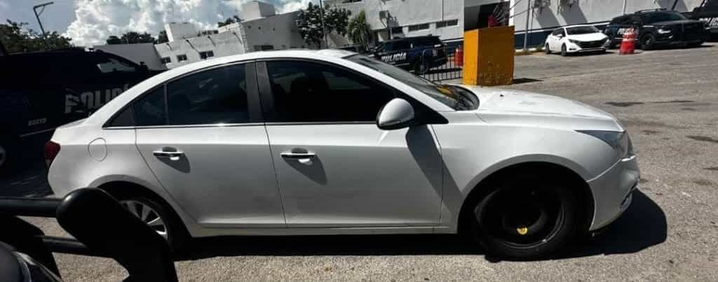 Aseguran policías de Playa del Carmen un vehículo con reporte de robo