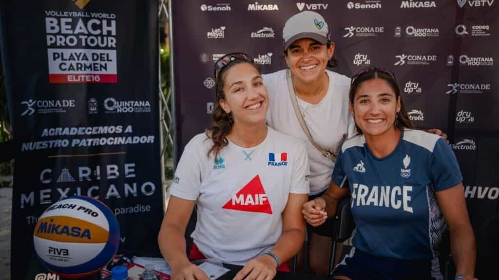Atletas del Tour Mundial de Voleibol de Playa Elite 16 conviven con la afición de Playa del Carmen