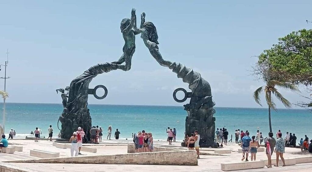 Autoridades de Playa del Carmen realizan perifoneo en inglés y español para informar a turistas sobre “Beryl”