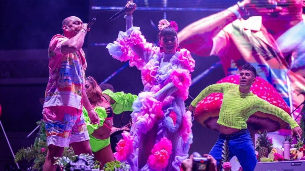 Bomba Estéreo pone a bailar a miles de personas en el “Carnaval del Pueblo” Playa del Carmen 2025
