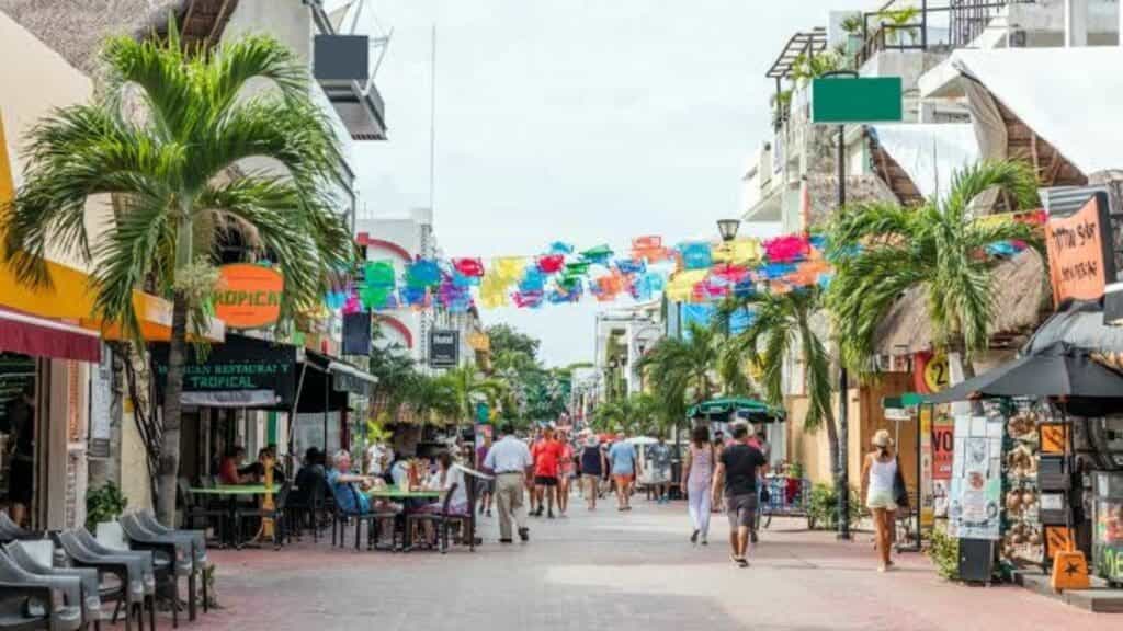 Comerciantes del centro de Playa del Carmen esperan lograr un 85% de ventas en Semana Santa