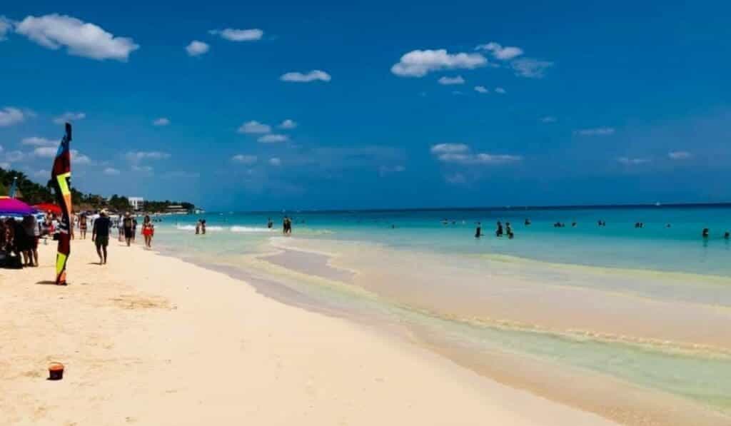 Costas libres de sargazo reciben a los vacacionistas en Playa del Carmen durante Semana Santa