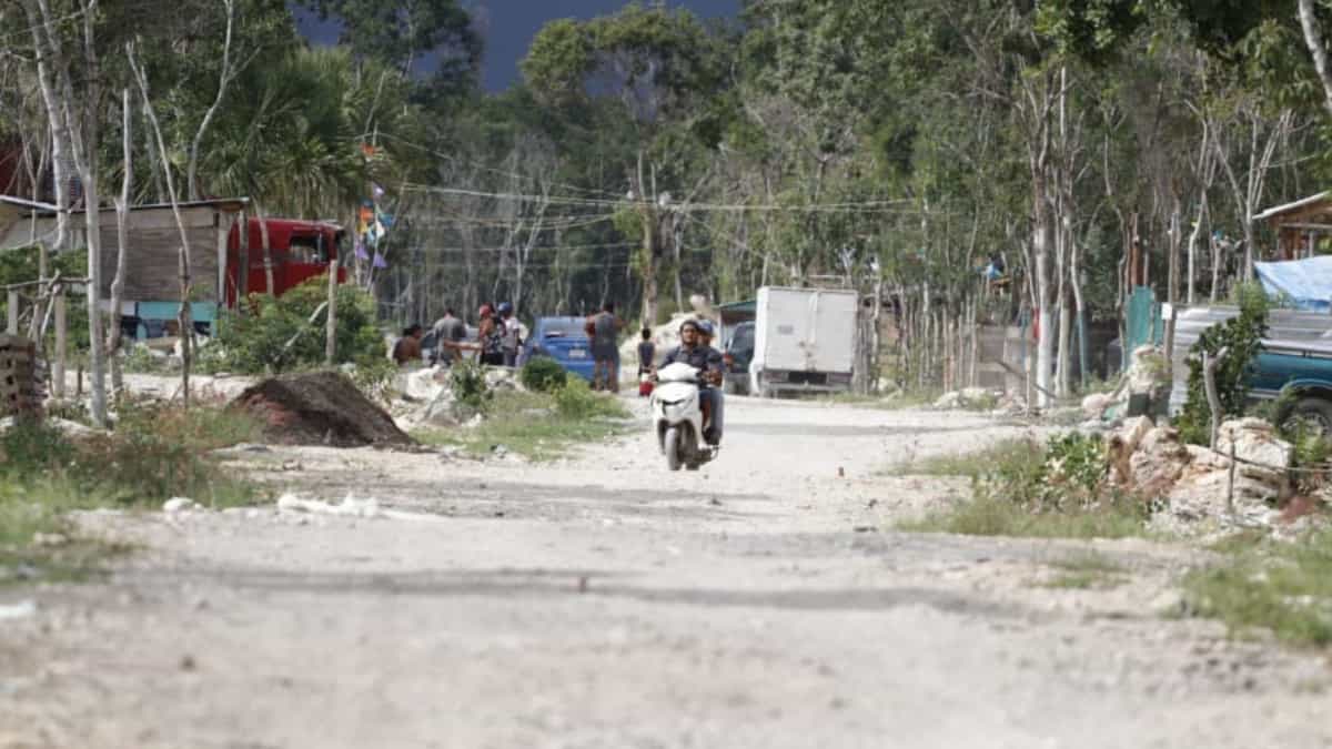Dan mantenimiento a caminos rurales de Playa del Carmen; se buscan recursos para su pavimentación
