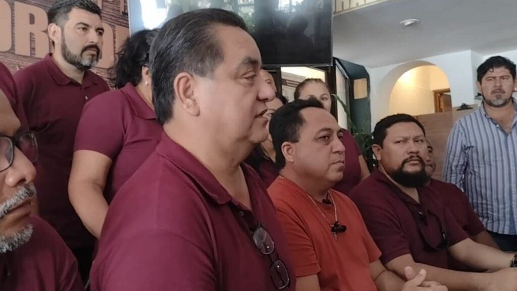 Denuncia planilla guinda de taxistas de Playa del Carmen que buscan incluir en padrón 250 concesiones en transición