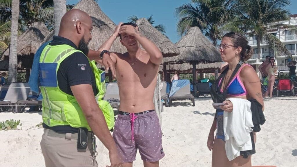 Elementos de Protección Civil de Playa del Carmen rescatan a turistas arrastrados por el viento y el oleaje al practicar pádel surf