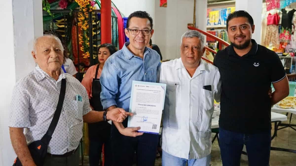 Entregan concesiones del mercado “Diana Laura Riojas”