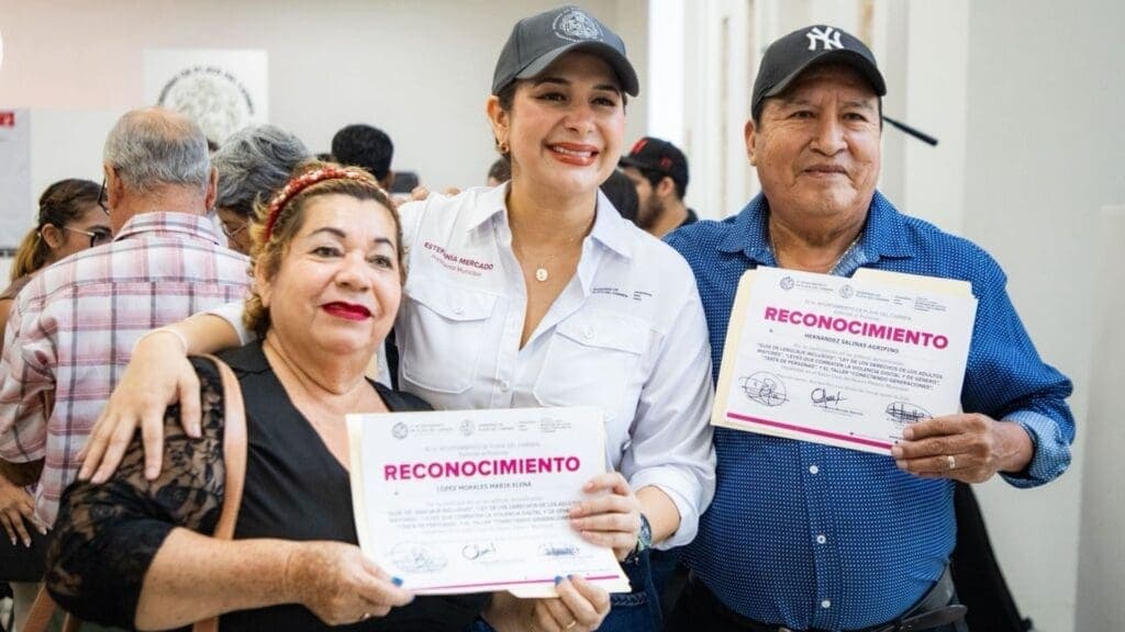 Estefanía Mercado entrega reconocimientos a adultos mayores del programa Vigilantes Ciudadanos