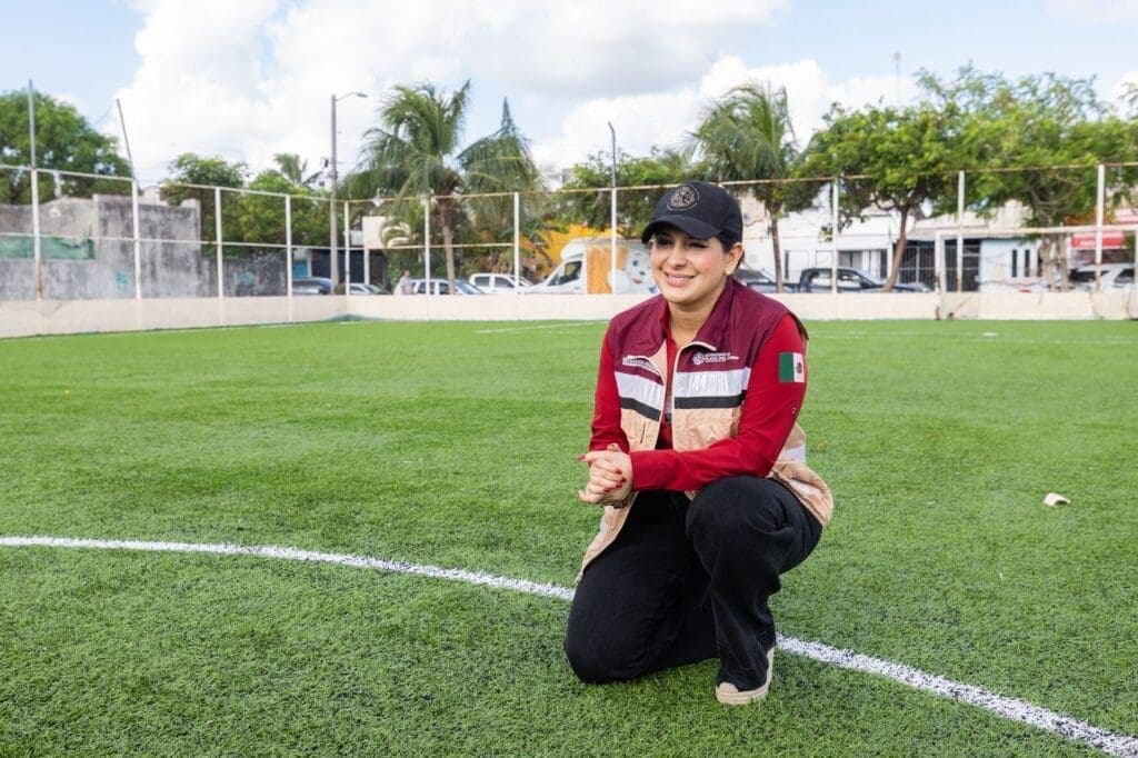 Estefanía Mercado impulsa rehabilitación histórica de canchas con pasto sintético en Playa del Carmen