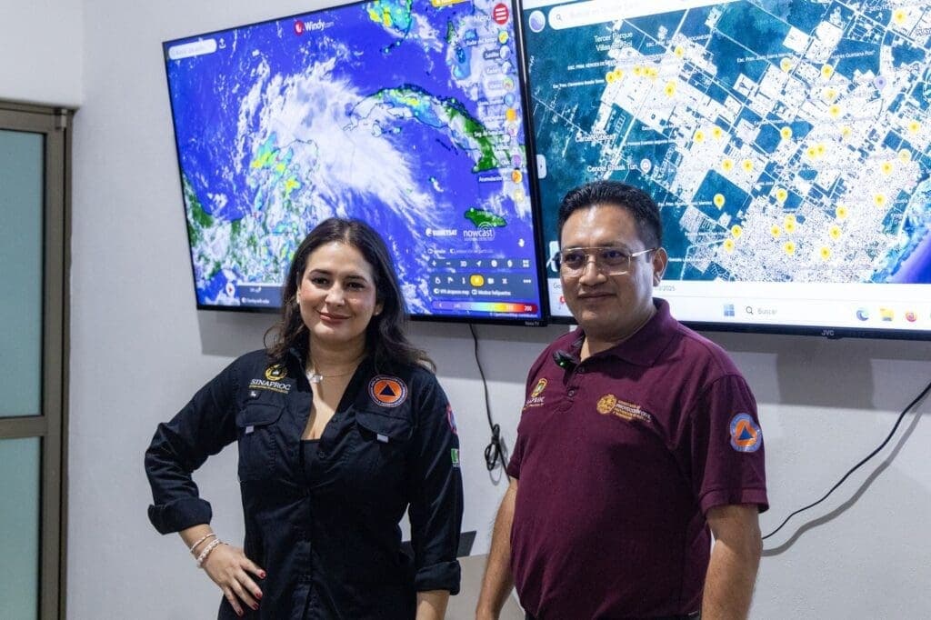 Estefanía Mercado junto al equipo de Protección Civil recorre la ciudad para atender situación por las lluvias