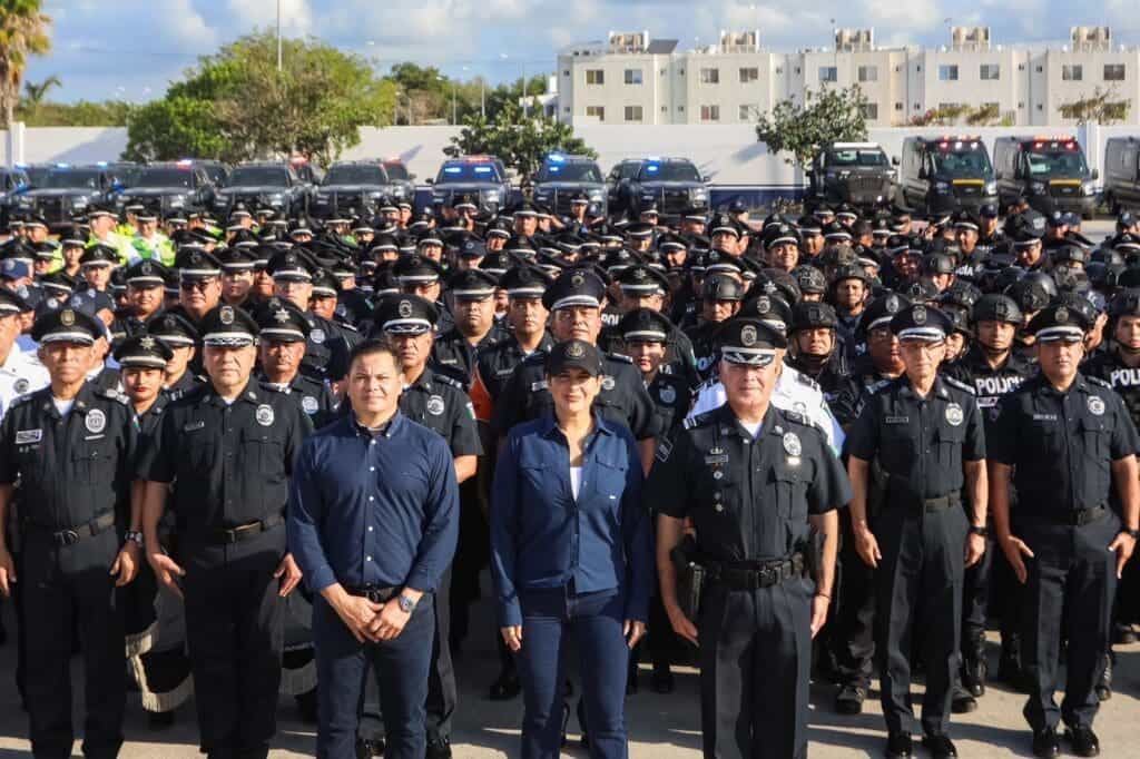 Estefanía Mercado le cumple a las y los policías de Playa del Carmen; anuncia la entrega de un bono económico