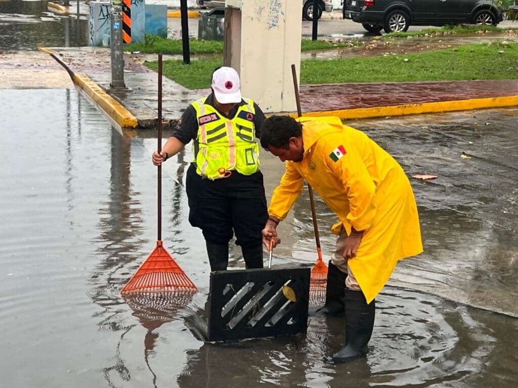 Gobierno de Estefanía Mercado despliega brigadas de apoyo ante las intensas lluvias en Playa del Carmen