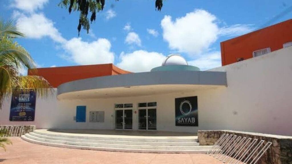 Luna cubrirá 45% al Sol durante eclipse, explica encargado del Observatorio en Playa del Carmen