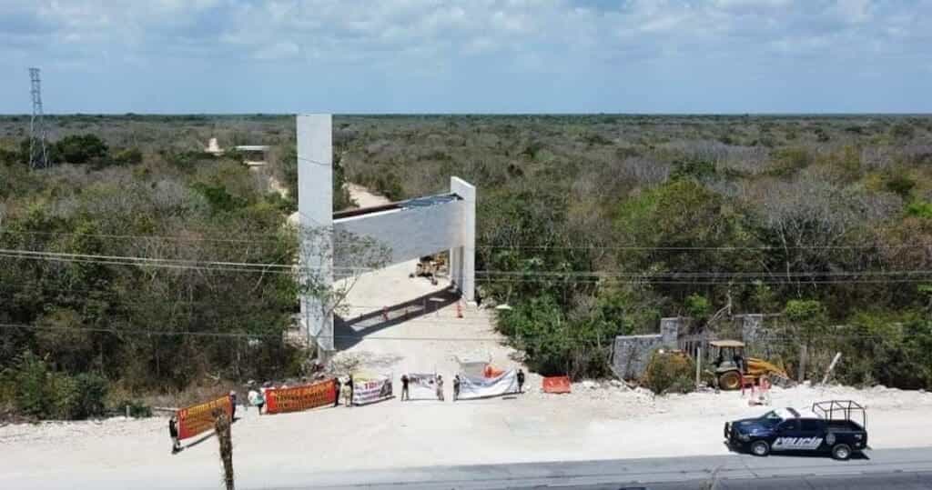 Ordenan arraigo contra periodista y abogada que denunció presunto despojo de terrenos en Playa del Carmen