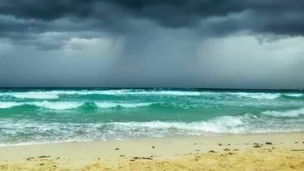 Pequeños hoteles de Playa del Carmen sí han sufrido cancelaciones debido al huracán "Beryl"