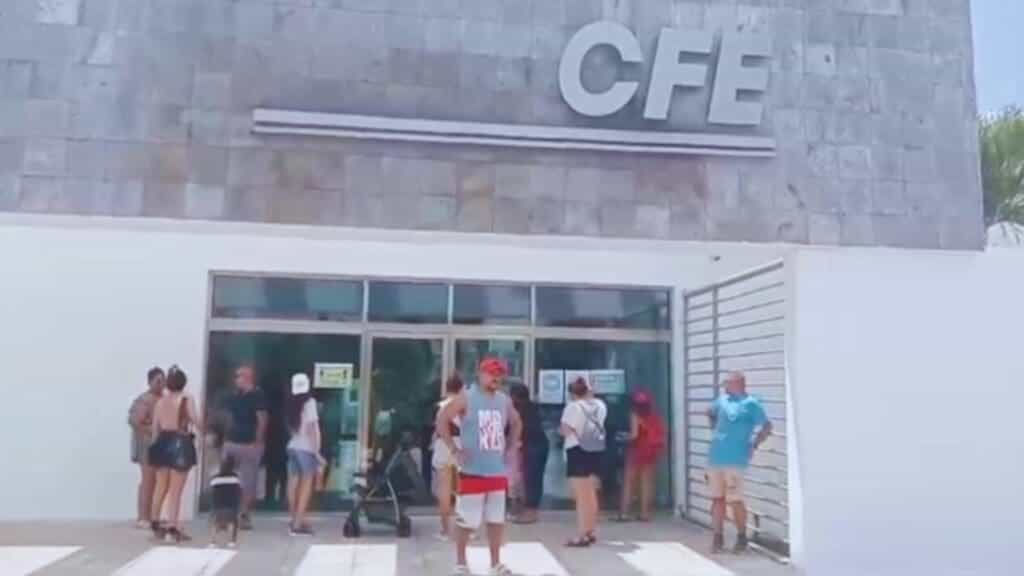 Protestan vecinos de Playa del Carmen en la CFE por apagón de más de 15 horas