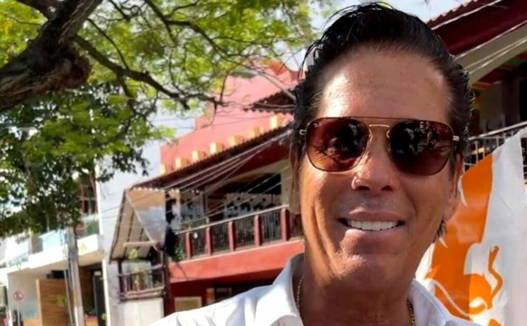 Roberto Palazuelos recorre las calles de Playa del Carmen pidiendo el voto de los solidarenses