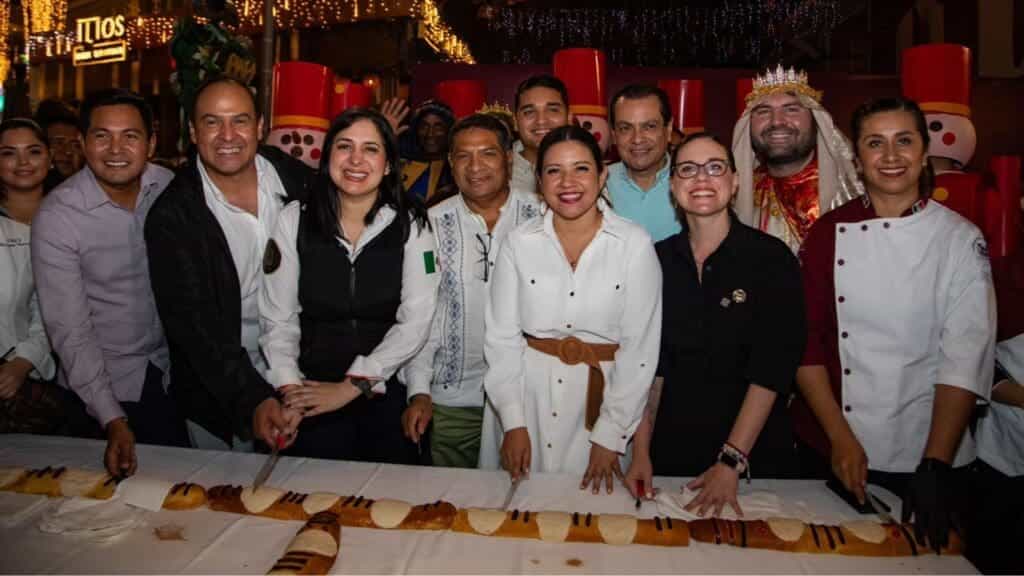 Rosca de Reyes de un kilómetro llena la Quinta Avenida de Playa del Carmen