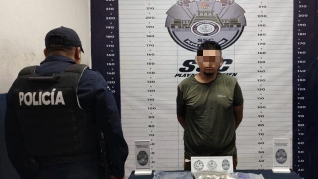 Sujeto es detenido con diversas bolsitas de marihuana en el fraccionamiento Villas del Sol de Playa del Carmen