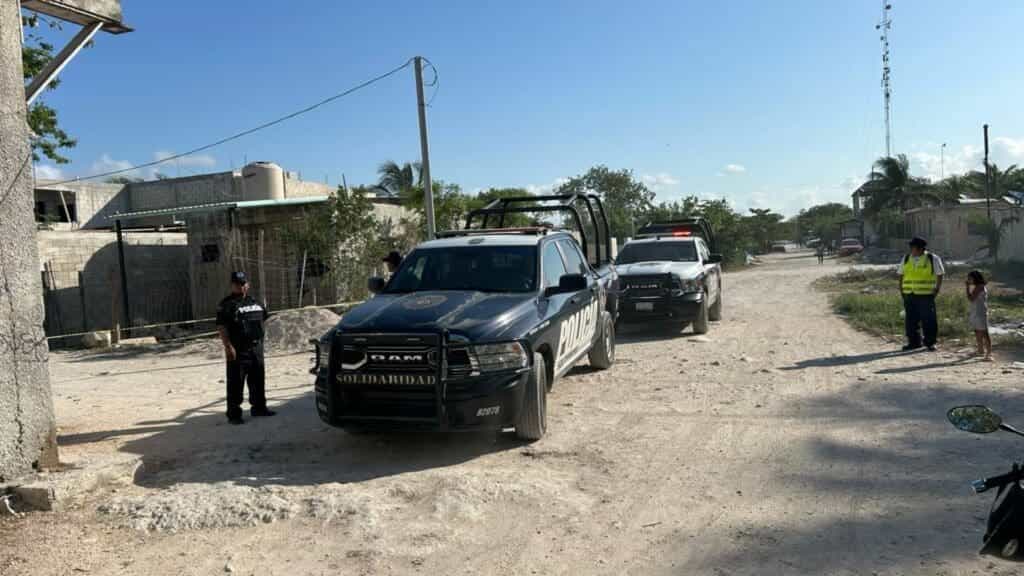 Sujetos a bordo de una motocicleta asesinan a una persona y lesionan a otra en In House en Playa del Carmen