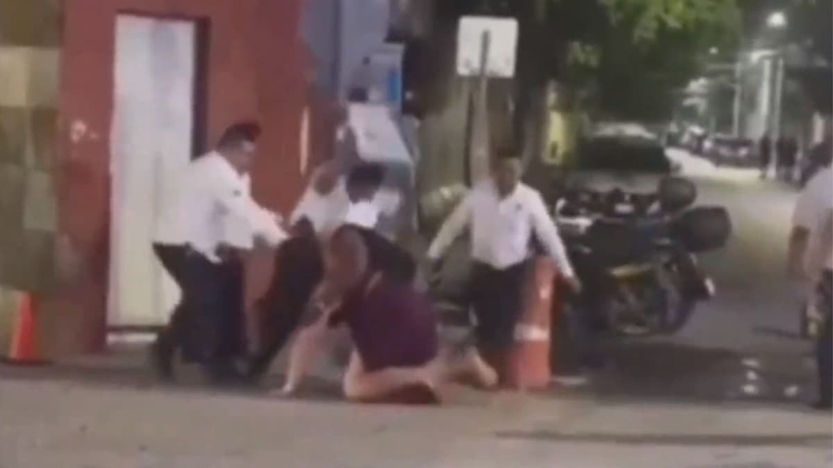 Taxistas de Playa del Carmen golpean a sujeto afuera del Coco Bongo mientras su pareja trata de cubrirlo